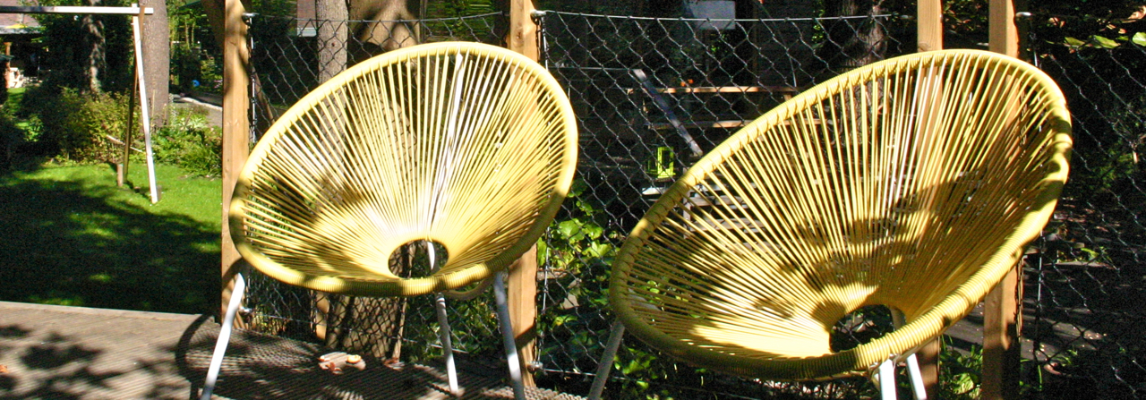 Stoeltjes op terras van Eindhoven City Lodge